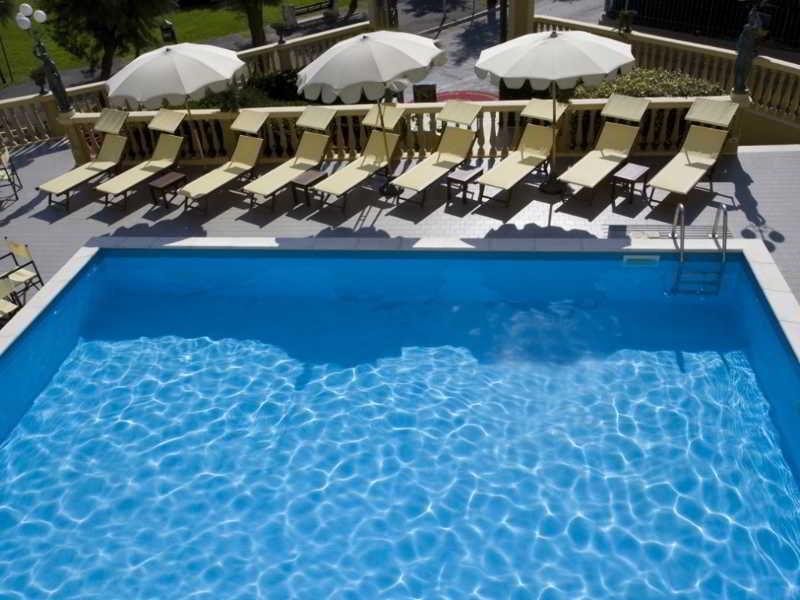 Hotel Vittoria Pesaro Zewnętrze zdjęcie A swimming pool