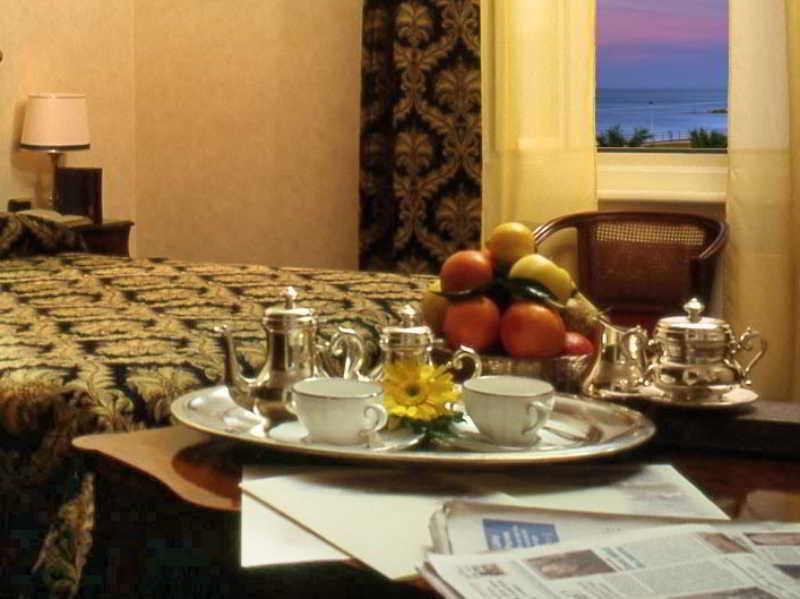Hotel Vittoria Pesaro Zewnętrze zdjęcie A room at the Waldorf Astoria