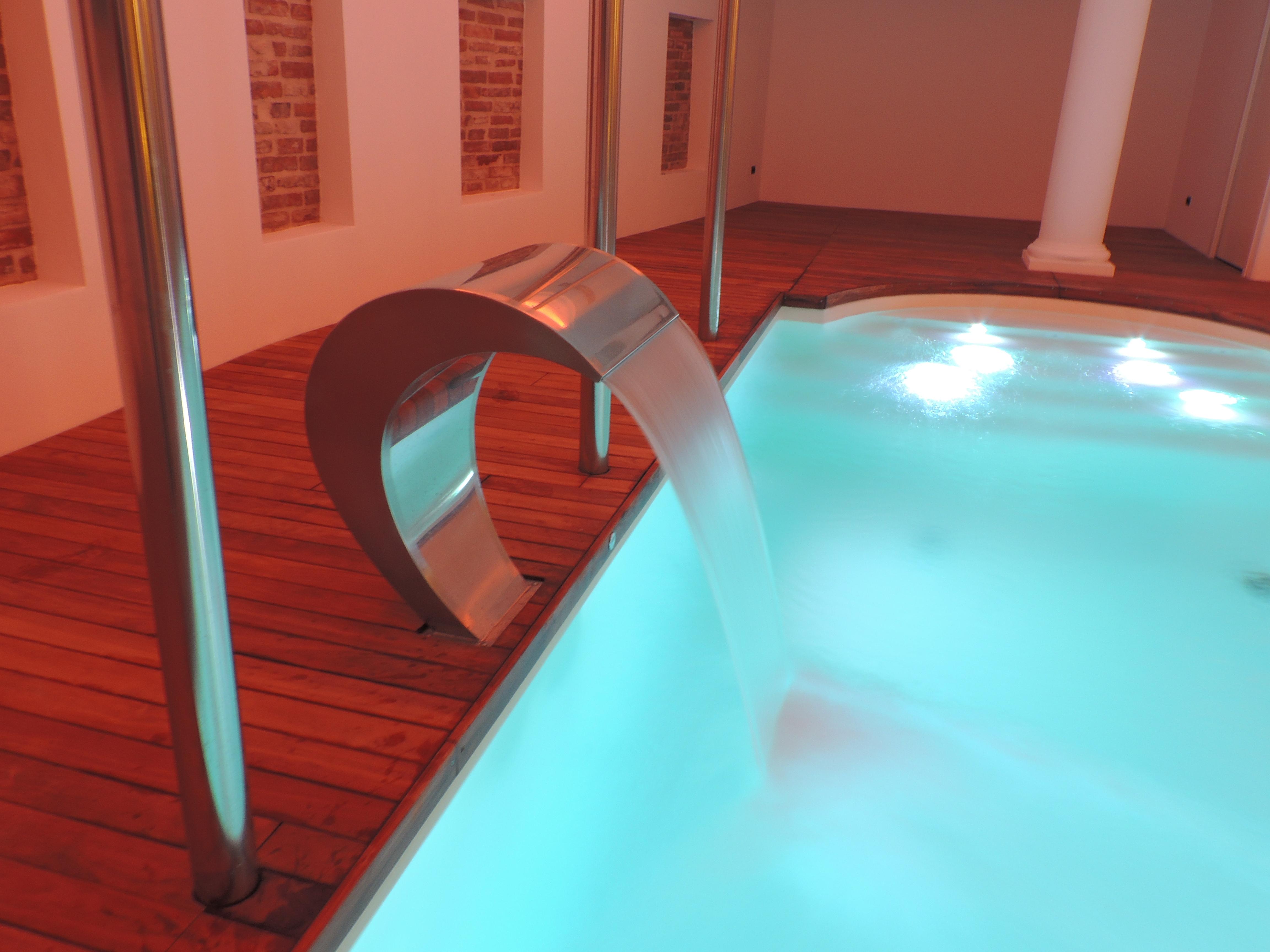 Hotel Vittoria Pesaro Zewnętrze zdjęcie A modern indoor pool