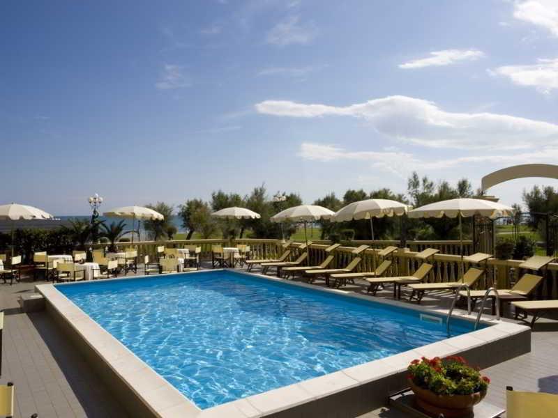 Hotel Vittoria Pesaro Zewnętrze zdjęcie Swimming pool