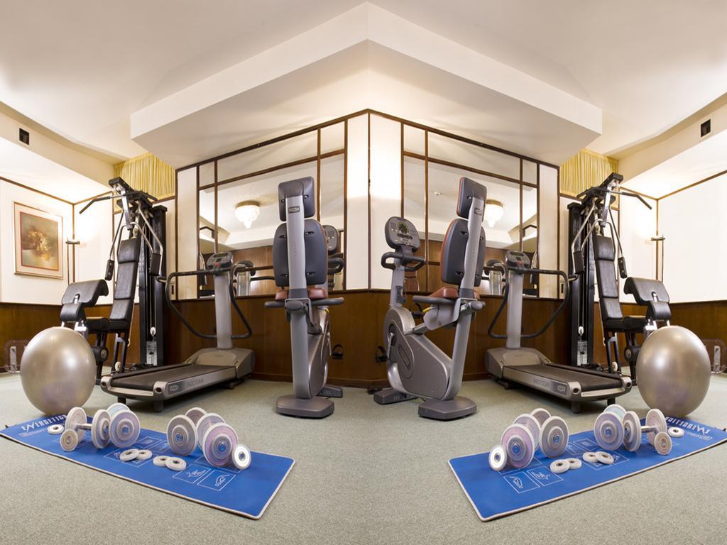 Hotel Vittoria Pesaro Zewnętrze zdjęcie The gym at the hotel