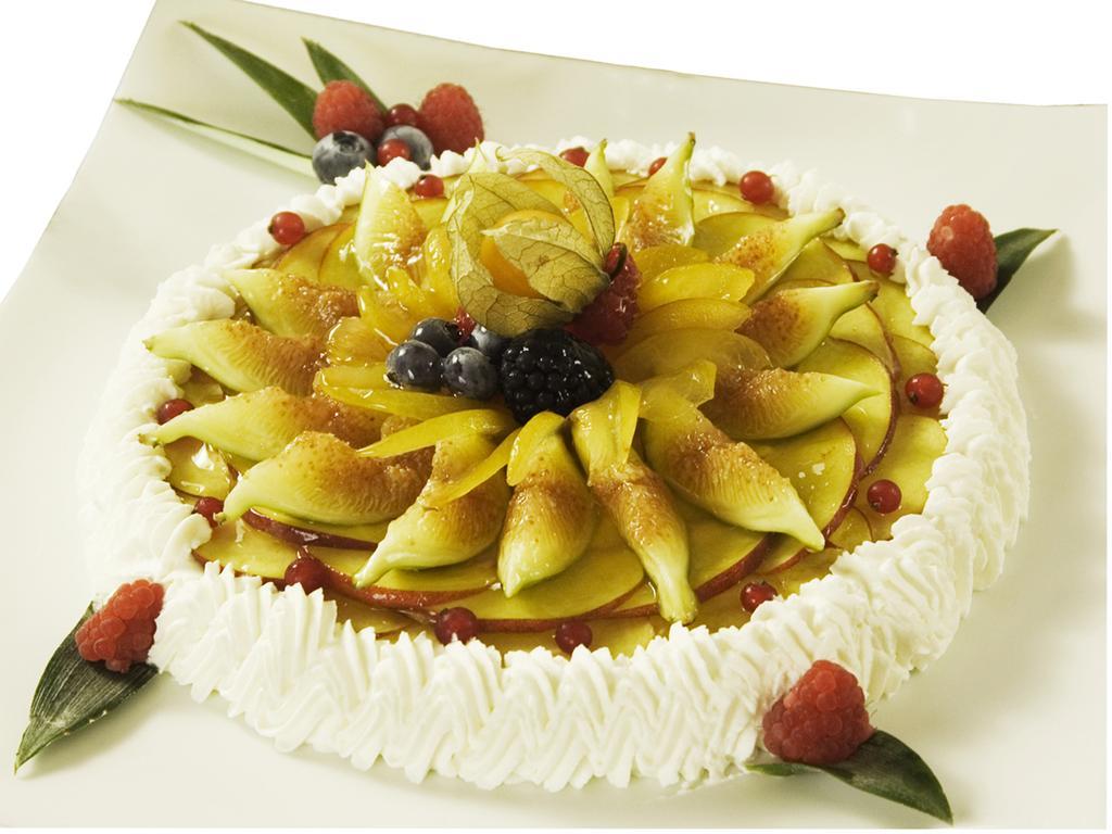 Hotel Vittoria Pesaro Zewnętrze zdjęcie A fruit cake