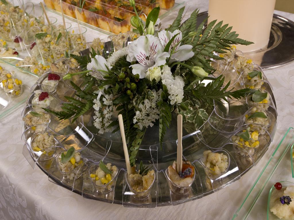 Hotel Vittoria Pesaro Zewnętrze zdjęcie Canapés