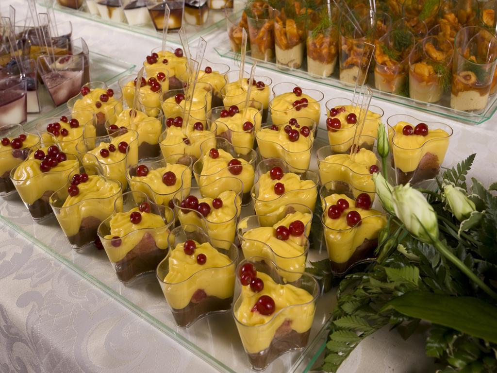 Hotel Vittoria Pesaro Zewnętrze zdjęcie A selection of desserts