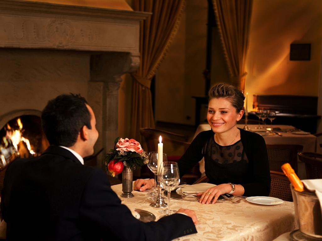 Hotel Vittoria Pesaro Zewnętrze zdjęcie A couple dining in a restaurant
