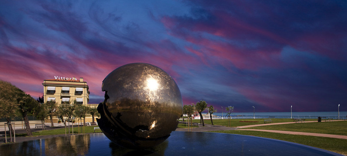 Hotel Vittoria Pesaro Zewnętrze zdjęcie The Ball sculpture at sunset