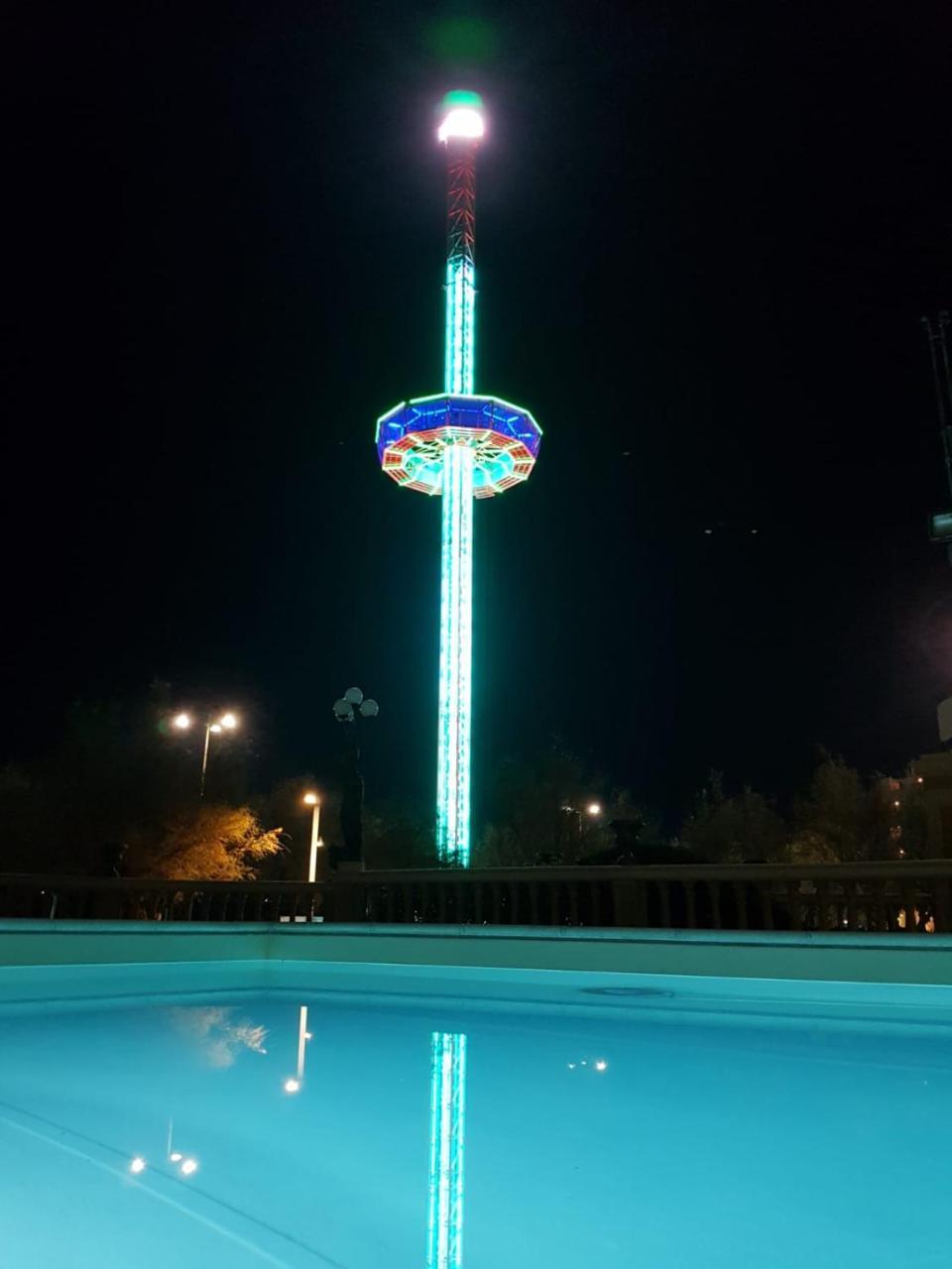 Hotel Vittoria Pesaro Zewnętrze zdjęcie The observation tower at night